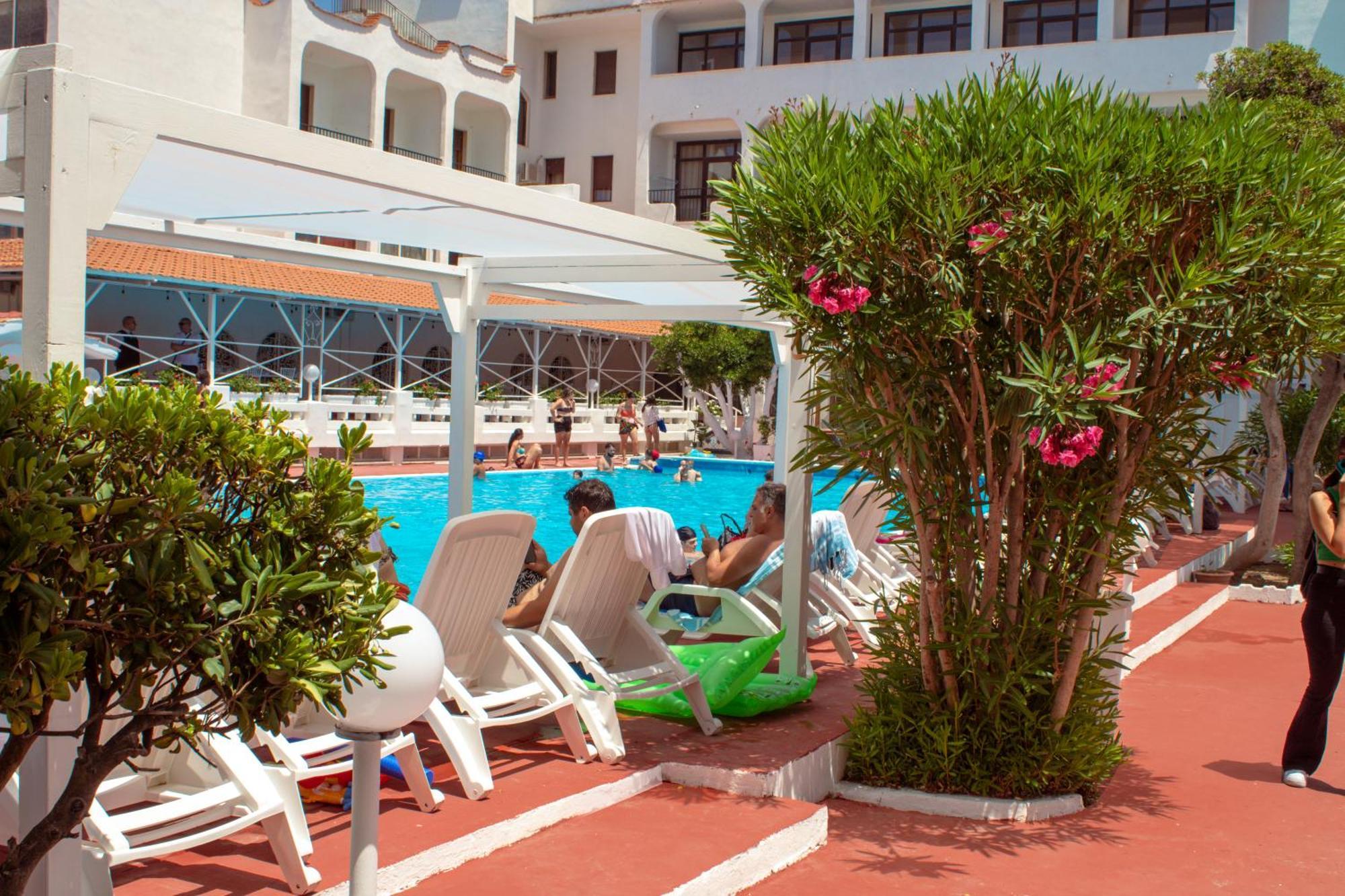 International Resort Mondragone Bagian luar foto