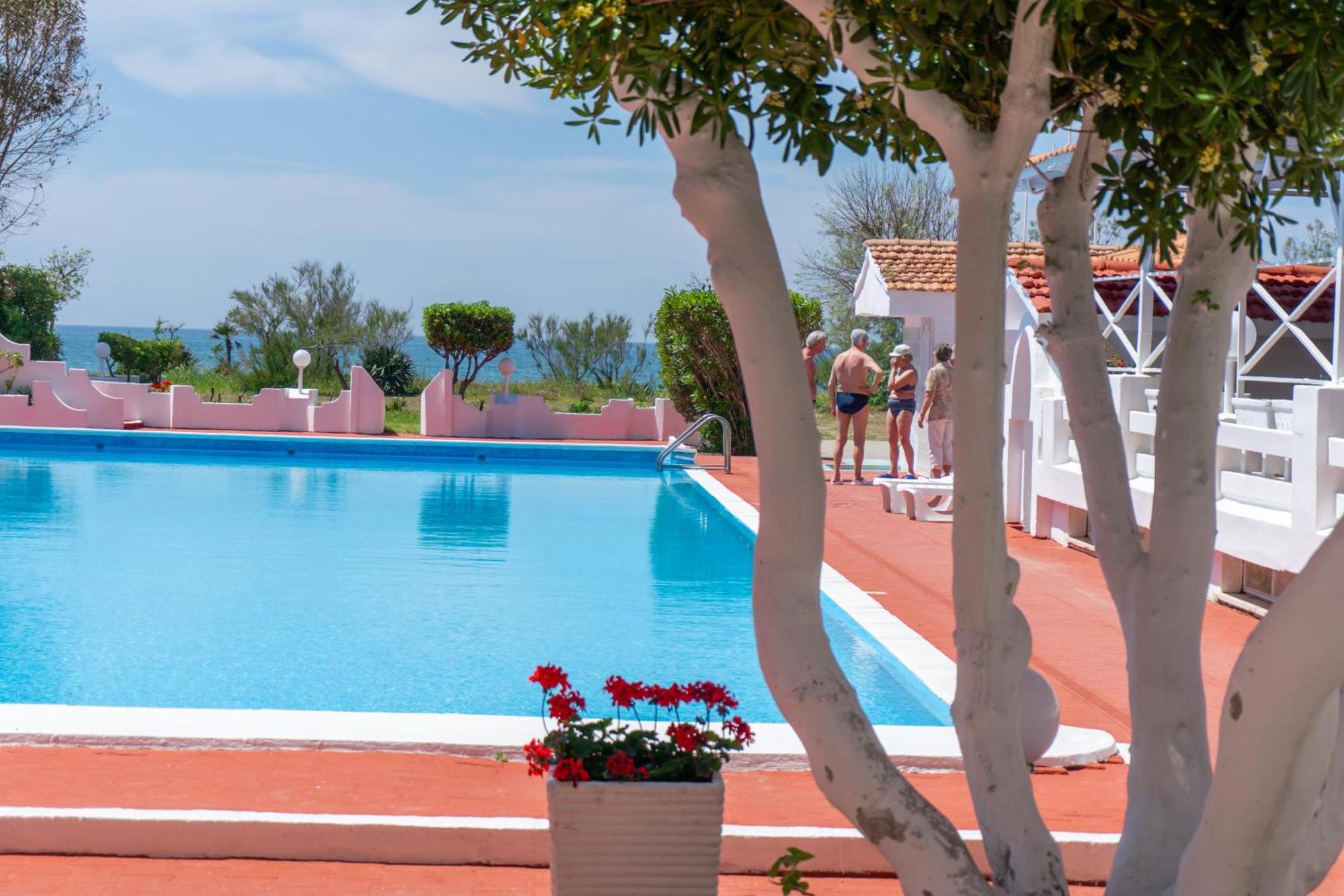 International Resort Mondragone Bagian luar foto