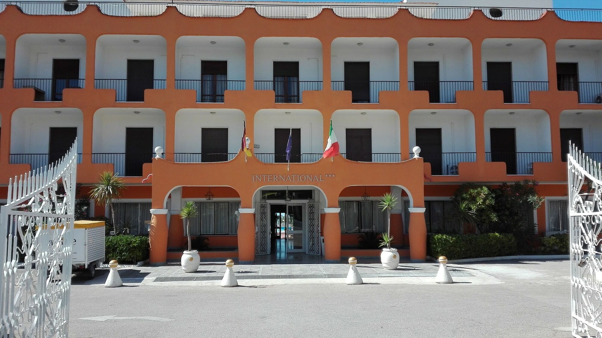 International Resort Mondragone Bagian luar foto